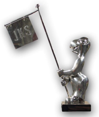 -Globifigur aus Silber auf Holzsockel